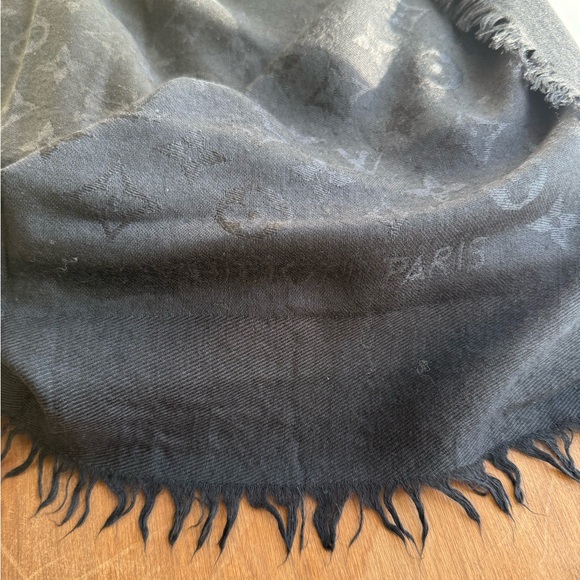 Louis Vuitton Elegant Black Wrap - Picture 9 of 10